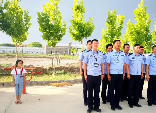 警队里的超级可爱“小跟班”